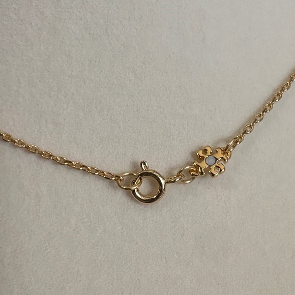 Tory Burch Kira Clover Pendant Necklace Gold Tone Semi-Precious Stone Logo NEW - Picture 3 of 4